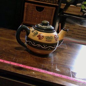 Cardinal Avignon teapot with lid